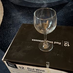 Set of 6 Clear, red wine glasses